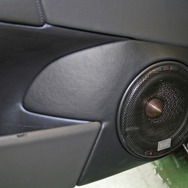 V70Rのドア形状をうまく利用したアウターバッフルを組んだ。ブラム・シグネチャーシリーズのミッドバスをインストールする。