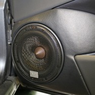 ブラム純正のプロテクションを使ったデザインもシンプルで機能的。音質面と使い勝手をしっかり両立させている。