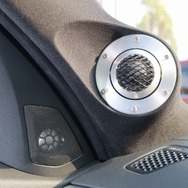 AピラーにはZRスピーカーのツイーターをビルトイン取り付け。ドアミラー裏には超高域を担当するスーパーツイーターを取り付け。