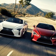 左：LC500コンバーチブル（北米仕様）/右：LC500（北米仕様）