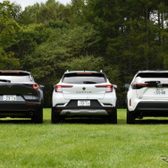 左からマツダ CX-30、ルノー キャプチャー、トヨタ ヤリスクロスのリアビュー
