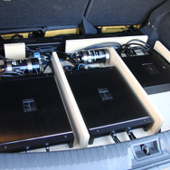 ラゲッジにはスピーカーを駆動するパワーアンプcarrozzeria RS-A09XとRS-A99Xを使用する。