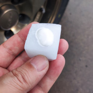 水で湿らせたメラミンスポンジに液体クレンザーを付けて使用する
