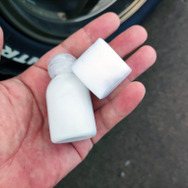 キューブ型メラミンスポンジと、携帯用に移し替えた液体クレンザー