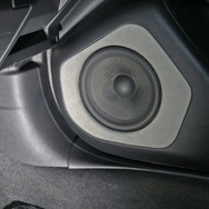 バッフル面はグレーの人工スエードで使った上質な仕上げ。純正ドア形状を踏襲したライン作りで内装に溶け込むデザインとした。