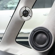 リスナーに向けて大きく角度を付けたツイーターからもわかるとおり、理想の音場を作り出す取り付けが徹底されている。