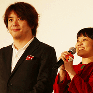 日野晃博、小桜エツコ／『映画 妖怪ウォッチ エンマ大王と5つの物語だニャン！』初日舞台挨拶