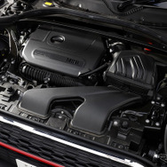 MINI John Cooper Works クラブマン エンジンルーム（2リッター直列4気筒DOHCターボエンジン 306ps /450Nm）