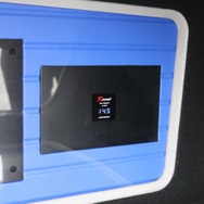 ブラックスDSPの左右にはオーディオテクニカのパワーレギュレーターをレイアウト。電圧計がイルミの役目も果たしている。