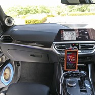 上質さとインパクトを兼ね備えたコクピット。落ち着いたデザインの中、バッフルにブルーを使うなど遊び心も満点。