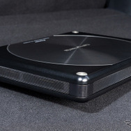 TS-WH1000Aは薄型でありながら非常に高い低音再現性を有している。設置場所はシート下やラゲッジ、車種によってはラゲッジ側面に固定している車両も見かける