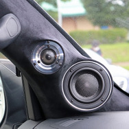 3ウェイスピーカーの取り付け例（製作ショップ：イングラフ＜青森県＞））。