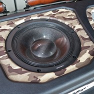 サブウーファーに採用されているのは名機として名高いカロッツェリアのTS-W1000RS。フロントのモレルとのマッチングも絶好。
