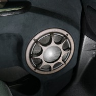 ドアにはモレルのビルタス ナノ カーボンのミッドバスをアウターバッフルで取り付け。ドアパネルも製作しスマートさもピカイチ。