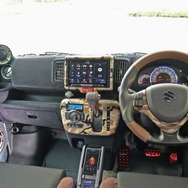 インパクト十分なAピラーへのスピーカーインストールに加え迷彩柄の差し色を使ったダッシュなど個性的なコクピットを作った。