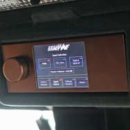 オーバーヘッドにはヘリックスのダイレクターをビルトイン取り付け。ブロンズ色に処理されたボディが輝く。