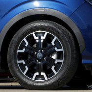 デザイン性豊かなホイール、タイヤサイズは195/60R16