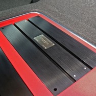 パワーアンプにはブラックスのGX2400をチョイス。質の高い増幅で狙い通りの高音質を手に入れた。