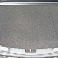 プロテクションボードを施せば、すべてのオーディオユニットはこの通り隠すことができる。荷物の積載も可能だ。