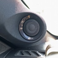 ミッドバス同様のプレミアムワインブラウンのグリルを備えるツイーター。コクピットに上質感を与えるポイントのひとつ。