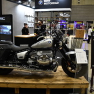 BMWモトラッドジャパンは、主催するMOONEYESとのコラボレーションを実現した『R18クラシック』を展示。