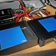 ラゲッジルームのフロア下にあるスペアタイヤスペースを使ってDSPアンプやサブウーファー用のパワーアンプをインストールした。