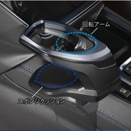 回転アームとカタカタ防止のスポンジクッションで飲み物をピッタリホールド