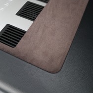 レザー処理に加えてブラウン系の人工スエードを使ったカラーコンビネーションが上質で美しい。