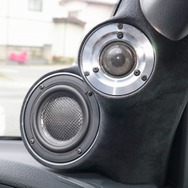 グレー系の人工スエードを使ってピラーをフィニッシュ。落ち着いたピラーデザインが帰ってユニットを引き立てている。