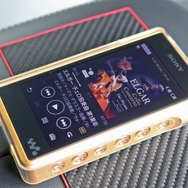 音楽プレイヤーに用いるのはハイエンドユーザーの間では定番となっている金のウォークマン＝NW-WM1Z。