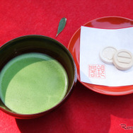 竹林の下でいただく抹茶と和三盆糖落雁のセット。待ち時間ゼロの喜び。