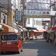 大阪の下町の路地にて。軽規格よりは幅広だが、扱いやすい大きさである。