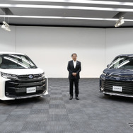 チーフエンジニアのトヨタ車体・水澗英紀氏とトヨタ ノア（左）、ヴォクシー（右）