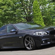 コクピットまわりは派手になりすぎないシンプルなインストールを目指した佐々木さんのBMW523d。大人のデザインが施された。