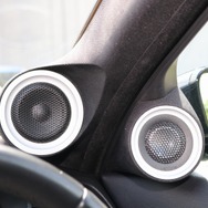 ベンチャーオーディオのミッドレンジ、ツイーターをインストールしたAピラーとドアミラー裏。取り付け精度の高さも光る。