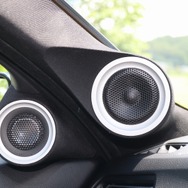 各スピーカーの周囲にはシルバーペイントを施したリング処理を施す。ドアのミッドバスとデザインの統一を図った処理だ。