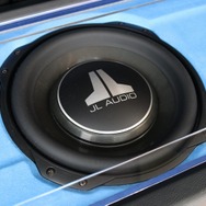 サブウファーには薄型構造が特徴のJLオーディオのTW3シリーズをチョイス。ラゲッジのトップ面を彩っている。