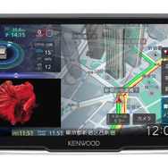 市販AV一体型ナビの一例（ケンウッド・彩速ナビ MDV-M908HDF）。