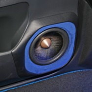 ブルーの人工スエードを使ったバッフル面をデザインしたアウターバッフル。ブラムのマトリックスシリーズのミッドバスを採用。