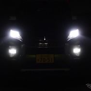 夜間、ライトを点灯させた状態のフロントマスク。