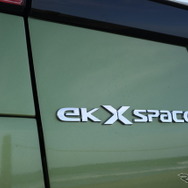 車名ロゴはバックドア下部に。
