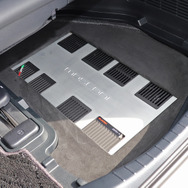 「フロント3ウェイスピーカー」を搭載したオーディオカーの一例（製作ショップ：カーオーディオクラブ＜大阪府＞）。