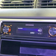 ヘッドユニットにはカロッツェリアのDEH-P01を使う。シンプルなシステムで高音質を狙うオーナーには絶好のユニットだ。