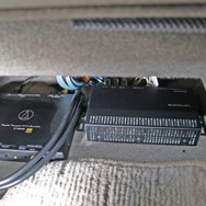 オーディオテクニカのDACとDEH-P01のパワーアンプ部もシート下にまとめてインストールされる。コンパクトにまとまった好例だ。