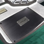 ラゲッジ左後方にはブラックスDSPをインストール。人工スエードのパネル面にブラックのフェイスパネルが映えるデザイン。
