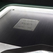 ラゲッジ奥にはブラックスのMX4PROを左右に2台インストール。パネルの周囲には間接照明を施してショーアップしている。