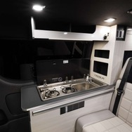 CEEBUS　MASTERS LINE：後部スペース右側上部に新たにキャビネットを追加。小物入れとしては奥行も深く使い勝手のいい収納スペース