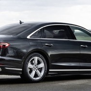 アウディ A8 60 TFSI e クワトロ 改良新型