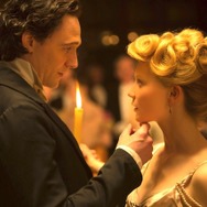 ミア・ワシコウスカ×トム・ヒドルストン／『クリムゾン・ピーク』　(C) Universal Pictures.