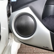 ドアのアウターバッフルはシルバーを使ったラウンドデザインが特徴。シンプルだが存在感はたっぷりの作り込みとなった。